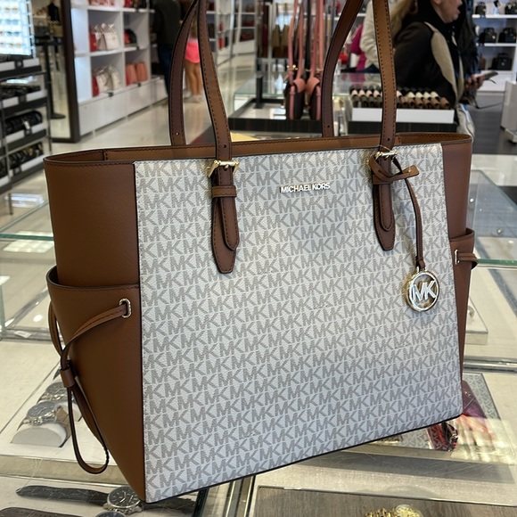 MICHAEL KORS GILLY LARGE DRAWSTRING TRAVEL SHOULDER TOTE SIGNATURE 
VANILLA 
NWT - Picture 3 of 16